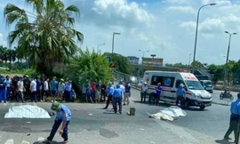 Hà Nội: Xe máy bị cuốn vào gầm xe tải, người phụ nữ cùng 2 trẻ nhỏ tử nạn