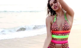 Bồ Ronaldo gợi cảm 'chết người' trên bãi biển