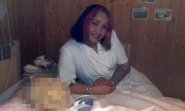 Nữ y tá thản thiên khoe dáng bên người chết