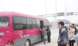 Không chỉ nhồi nhét, nhiều xe khi chạy trên QL 1 còn liên tục bắt khách Ảnh: Trọng Đảng