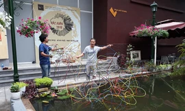 Cây thông làm từ sợi sắt: Hứa hẹn là điểm selfie đẹp mắt mùa Noel