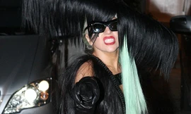 Lady Gaga lại gây sốc với váy làm bằng tóc giả