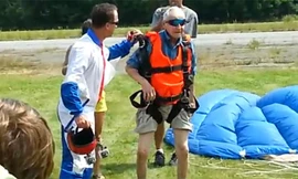 Nhảy dù mừng sinh nhật 90 tuổi