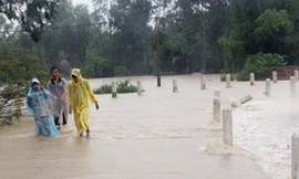 Lũ chồng lũ, miền Trung bị chia cắt nhiều nơi