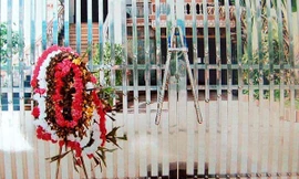 Mang vòng hoa 'khủng bố' nhà Giám đốc