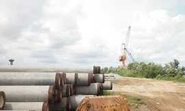 Cảng trăm tỉ đồng “đắp chiếu”