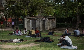 Những người vô gia cư nằm la liệt trong một công viên ở Delhi vào tuần trước (Ảnh: NYT)