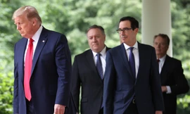 Tổng thống Mỹ Donald Trump và các trợ lý. (Ảnh: Getty Images)