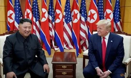 Chủ tịch Triều Tiên Kim Jong Un và Tổng thống Mỹ Donald Trump trong cuộc gặp lần đầu ở Singapore. (Ảnh: Reuters)