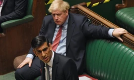 Chính phủ của Thủ tướng Anh Boris Johnson quyết định cấm dùng thiết bị của Huawei trong mạng 5G của nước này. (Ảnh: SCMP) 