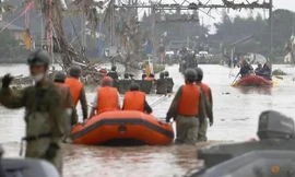 Lực lượng bảo vệ bờ biển Nhật Bản được huy động đi cứu hộ. (Ảnh: Reuters)