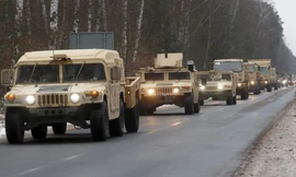 Một đoàn xe quân sự Mỹ di chuyển gần Lehnin, Đức. (Ảnh: EPA)