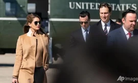 Bà Hope Hicks (trái) trong chuyến tháp tùng Tổng thống Trump hôm 30/9. (Ảnh: AP)