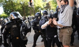 Đặc vụ Mỹ dẹp người biểu tình gần Nhà Trắng ngày 1/6. (Ảnh: Reuters)