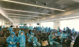 Các hành khách từ Úc chuẩn bị lên chuyến bay về nước. (Ảnh: Mofa)