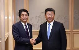Thủ tướng Nhật Bản Shinzo Abe và Chủ tịch Trung Quốc Tập Cận Bình trong cuộc gặp năm 2016. (Ảnh: News.cn)
