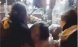 Một phụ nữ được cho là người trúng đạn của cảnh sát;. (Ảnh cắt từ clip)