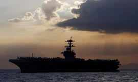 Tàu sân bay Mỹ USS Theodore Roosevelt đang đậu tại đảo Guam. (Ảnh: AP)
