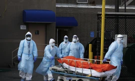 Các nhân viên chuyển một thi thể bệnh nhân chết vì COVID-19 từ bệnh viện ở Brooklyn, New York, ngày 2/4. (Ảnh: Reuters)