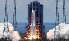 Tên lửa Trường Chinh 5 Y-4 đưa tàu Thiên Vấn-1 từ trung tâm vũ trụ ở đảo Hải Nam ngày 23/7. (Ảnh: Reuters)