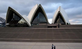 Quang cảnh vắng vẻ trước sân nhà hát opera Sydney trong bối cảnh Úc triển khai các biện pháp hạn chế xã hội để ngăn chặn dịch COVID-19. (Ảnh: Reuters) 