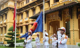 Thượng cờ ASEAN. (Ảnh: Như Ý)