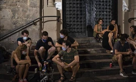 Nhiều nước đã đối diện với làn sóng COVID-19, nhiều nước khác nghĩ rằng vẫn tới. (Ảnh: AP)