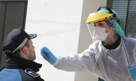 Mức độ chính xác của phương pháp xét nghiệm COVID-19 dựa trên gạc mũi họng hoặc máu vẫn chưa được đánh giá rõ ràng