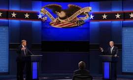 Hai ông Trump và Biden trong cuộc tranh luận trực tiếp tối 29/9. (Ảnh: AP)