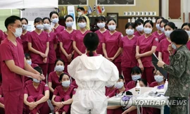 Các học viên của Học viện y tá thuộc Không quân Hàn Quốc được tập huấn về tình hình dịch Covid-19 tại TP Deagu. (Ảnh: Yonhap)