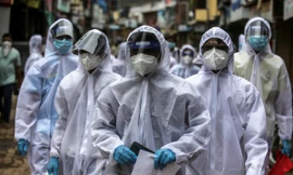 Các nhân viên y tế đến một điểm nóng COVID-19 ở Mumbai. (Ảnh: EPA)