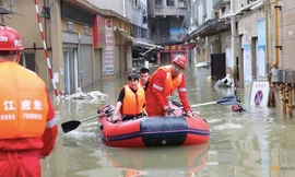 Lực lượng cứu hộ sơ tán dân ở tỉnh Tứ Xuyên ngày 18/8. (Ảnh: Reuters)