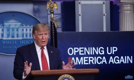 Tổng thống Mỹ Donald Trump trong buổi họp thông báo kế hoạch cho giai đoạn mở cửa trở lại. (Ảnh: Reuters)