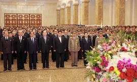 Ông Kim Jong Un và các quan chức cấp cao Triều Tiên viếng Cung Mặt trời Kimsusan năm 2017. (Ảnh: KCNA)