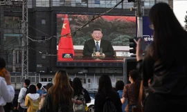 Màn hình TV ở Bắc Kinh chiếu hình ảnh ông Tập Cận Bình phát biểu tại cuộc họp của Đại hội đồng Y tê thế giới. (Ảnh: CNN)