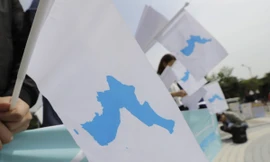 Người Hàn Quốc cầm cờ với hình ảnh bán đảo thống nhất trong dịp hội nghị thượng đỉnh liên Triều năm 2018. (Ảnh: AP)