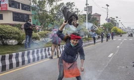 Một nhà hoạt động Nepal đốt ảnh Thủ tướng Ấn Độ Modi để phản đối việc khánh thành con đường qua vùng đất tranh chấp trên dãy Himalaya. (Ảnh: EPA)