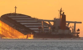 Con tàu MV Wakashio bị gãy đôi sau khi mắc cạn. (Ảnh: BBC)