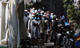 Các tín đồ Hồi giáo ở Ấn Độ xếp hàng để được đưa đi lấy mẫu xét nghiệm. (Ảnh: Reuters)