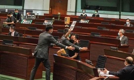 Lực lượng an ninh áp giải nghị sĩ Raymond Chan vì rời khỏi ghế ngồi. (Ảnh: SCMP)