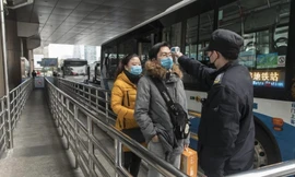 Kiểm tra thân nhiệt khách đi tàu ở Thượng Hải. (Ảnh: Bloomberg)