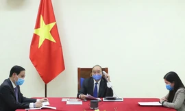 Thủ tướng Nguyễn Xuân Phúc tại buổi điện đàm. (Ảnh: VGP)