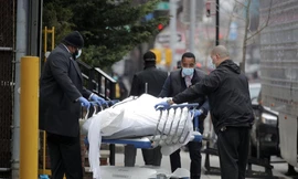 Các nhân viên vận chuyển một thi thể bên ngoài bệnh viện ở Brooklyn. (Ảnh: Reuters)