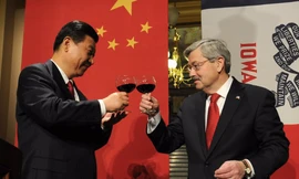 Đại sứ Mỹ Terry Branstad trong một dịp gặp Chủ tịch Trung Quốc Tập Cận Bình. (Ảnh: CNN)