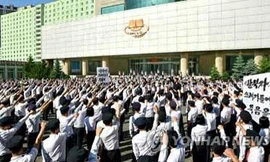 Bức ảnh các sinh viên ĐH Công nghệ Kimchaek ở Bình Nhưỡng phản đối những người đào tẩu Triều Tiên. (Ảnh: Rodong Shinmun)