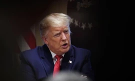 Nhiều nghị sĩ Mỹ tự cách ly sau khi tiếp xúc người bệnh, bắt tay Trump