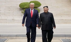 Ông Trump và ông Kim trong cuộc gặp ở khu phi quân sự. (Ảnh: Reuters)
