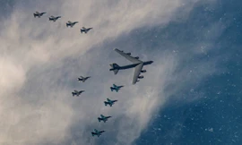Các máy bay ném bom B-52 và máy bay chiến đấu F-16 từ căn cứ Misawa tham gia một chiến dịch diễn tập hồi tháng 2. (Ảnh: Reuters) 