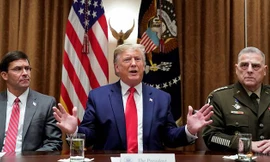 Tổng thống Mỹ Donald Trump (giữa) cùng Bộ trưởng Quốc phòng Mỹ Mark Esper (bìa trái) và Chủ tịch Hội đồng tham mưu trưởng Mark Milley trong một cuộc họp ở Nhà Trắng vào tháng 10/2019. (Ảnh: Reuters)