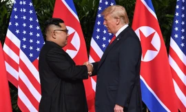 Tổng thống Mỹ Donald Trump và Chủ tịch Triều Tiên Kim Jong-un trong lần gặp nhau tại Singapore. (Ảnh: Yonhap)